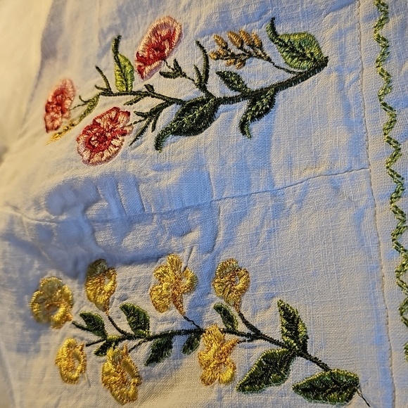 Shein Crop Top With Enbroidery. Size 2. Completly Lined. White. - Picture 4 of 8